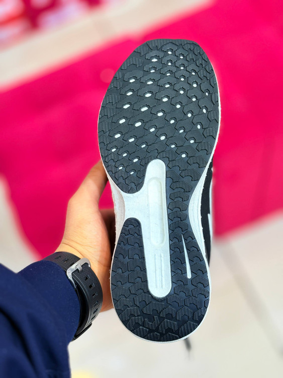 کفش ورزشی نایک زوم کربن